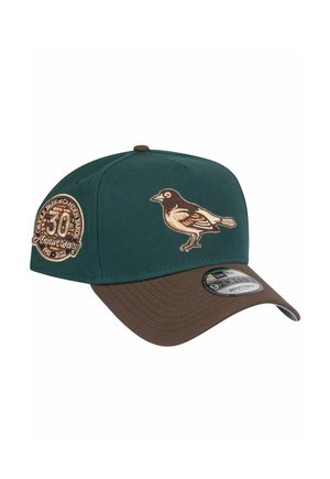 Casquette vert foncé avec une visière marron. Présente un design d'oiseau brodé et un patch rond marquant le 30ème anniversaire. Ajustable.