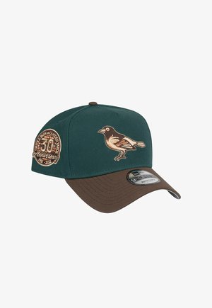 Dunkelgrüner Hut mit brauem Schirm. Verfügt über ein gesticktes Vogelmotiv und ein rundes Patch, das das 30-jährige Jubiläum kennzeichnet. Verstellbare Passform.