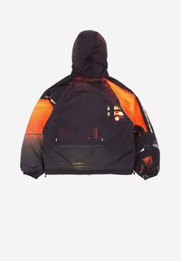 Vēja jakas ar kapuci, ar daudzkrāsainu grafisko dizainu. Melna materiāla ar oranžiem un sarkaniem akcentiem, elastīgiem piedurkņu galiem un īsāku siluetu.