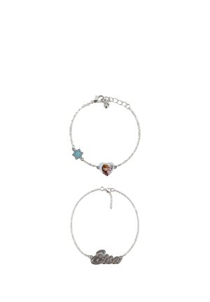 Due braccialetti a catena in argento: uno con ciondolo a forma di cuore con due ragazze animate e un ciondolo a fiocco di neve blu, l'altro con una targhetta con il nome "Elsa".