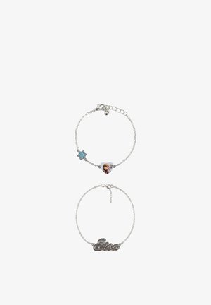 Deux bracelets chaîne en argent : l’un avec un charm cœur représentant deux filles animées et un charm flocon de neige bleu, l’autre avec une plaque nominative « Elsa ».