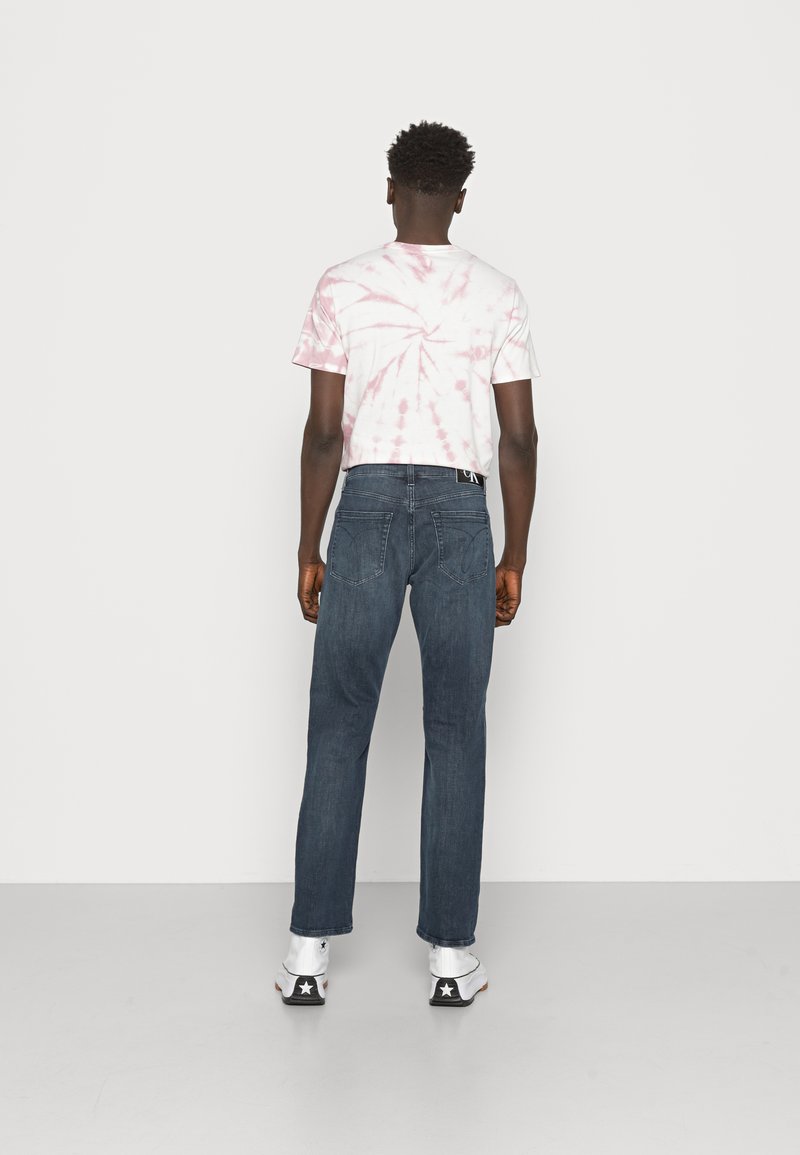 Herren Skinny Fit | Calvin Klein Jeans STRAIGHT Jeans Straight Leg denim dark/light-blue denim - ZX20559 Herren Skinny Fit | Calvin Klein Jeans STRAIGHT Jeans Straight Leg denim dark/light-blue denim - ZX20559
