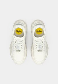Sneakers bianche con dettagli testurizzati, solette tonde gialle con la scritta "Buffalo" e dettagli del logo sulle linguette e sui lati.