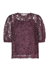 Vinrød blondebluse med blomsterstof, korte pufærmer og en rund halsudskæring med nøglehul bagpå.