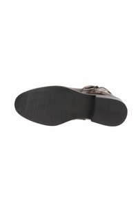Bruine leren enkellaars met een gestructureerd oppervlak, ronde neus, zwarte rubberen zool en een rits op de zijkant. Platte hak voor stabiliteit.
