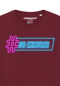 Bordeauxkleurig T-shirt met korte mouwen, gemaakt van een katoenmix, met een neon hashtag graphic "#NO EXCUSES" in roze en blauw aan de voorkant.