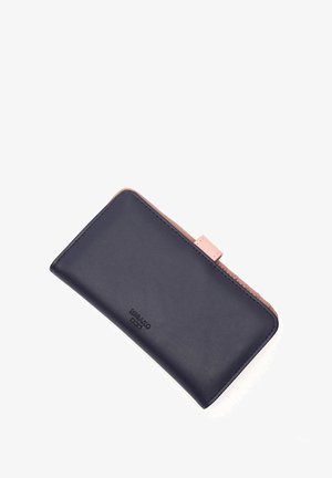 Portefeuille en cuir marine avec une accent rose ; forme rectangulaire ; texture lisse ; doté d'une fermeture à rabat et d'un logo de marque sur le devant.