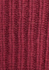 Bordeaux gebreide stof met een geribbelde textuur, voorzien van verticale lijnen en een zachte, fluweelachtige uitstraling. Geen zichtbare patronen of accenten.