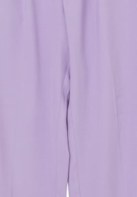Pantaloni lilla realizzati in tessuto morbido, caratterizzati da un design a gamba dritta e dettagli cuciti lungo i lati.