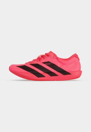 Zapatilla de running ligera de color rosa brillante con rayas negras en ángulo en el lateral, cierre de cordones y suela aerodinámica para uso en competición.