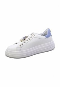 Sneaker bianca con una tomaia in pelle liscia, dettagli azzurri, inserti dorati, suola spessa e decorazione sui lacci.