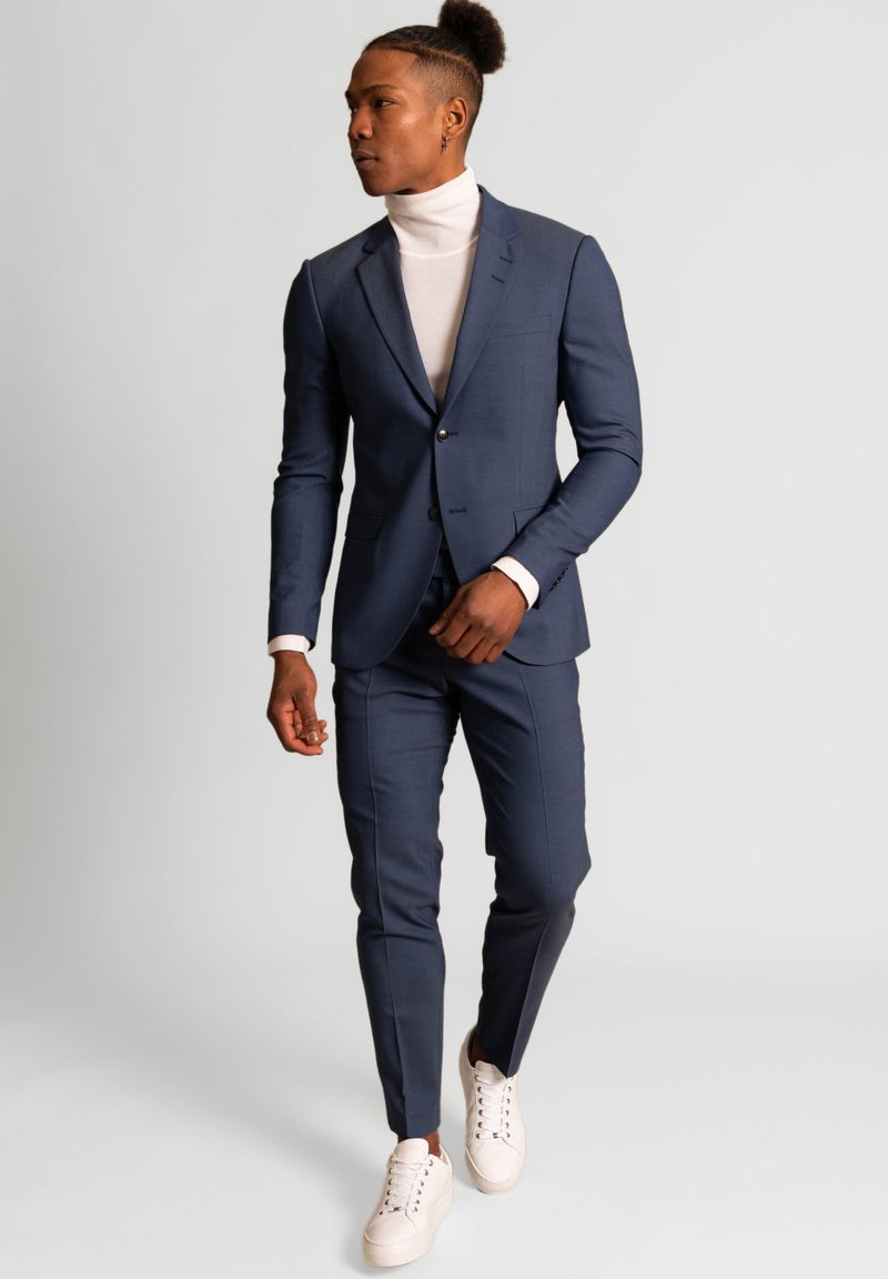 Pantaloni de costum