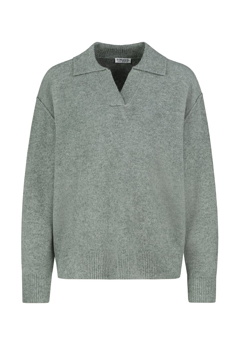 Hellgrauer, strukturierter Pullover mit kragenförmigem Ausschnitt und überschnittenen Schultern. Gerippte Bündchen und Saum. Hergestellt aus einem weichen Strickstoff.