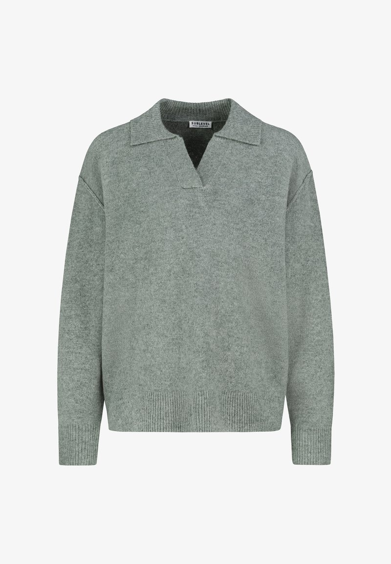 Hellgrauer, strukturierter Pullover mit kragenförmigem Ausschnitt und überschnittenen Schultern. Gerippte Bündchen und Saum. Hergestellt aus einem weichen Strickstoff.