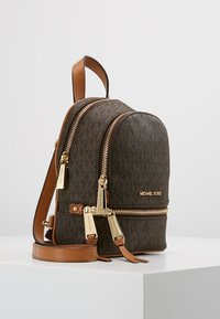 MICHAEL Michael Kors RHEA ZIP XS BACKPACK - Rucksack - brown
