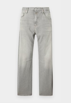 Vaqueros de pierna recta en gris claro con cinco bolsillos, presillas para cinturón, botón frontal y cierre de cremallera, mostrados extendidos sobre un fondo blanco.