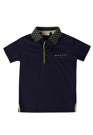 Marineblaue kurzärmlige Poloshirt mit gemustertem grünem Kragen, grünem Besatz entlang der Knöpfe und kleiner Tasche mit passendem gemustertem Besatz.