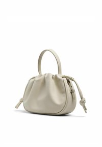 Pieni beige nahkainen käsilaukku, jossa on kerätty muotoilu, yksi päällikahva, sivulukko ja solmittu kiristysnauha kummassakin päässä.