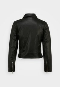 Giacca in pelle nera con design aderente, colletto appuntito e maniche con cerniera. Vista posteriore che mostra una texture liscia e uno stile minimalista.