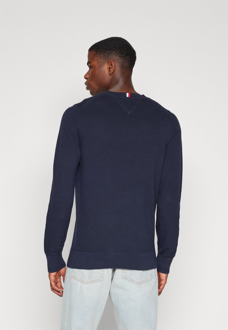 Tommy Hilfiger CHAIN RIDGE C NECK - Strickpullover - desert sky 
