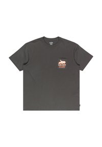 Camiseta de algodón gris oscuro con un bolsillo en el pecho y un estampado gráfico multicolor. Diseño clásico de cuello redondo y mangas cortas.