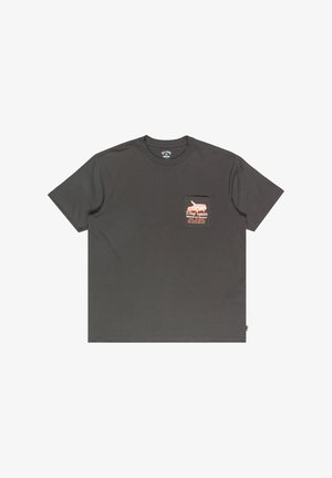 Czarnoszary bawełniany t-shirt z kieszonką na klatce piersiowej z kolorowym nadrukiem graficznym. Klasyczny okrągły dekolt i krótki rękaw.