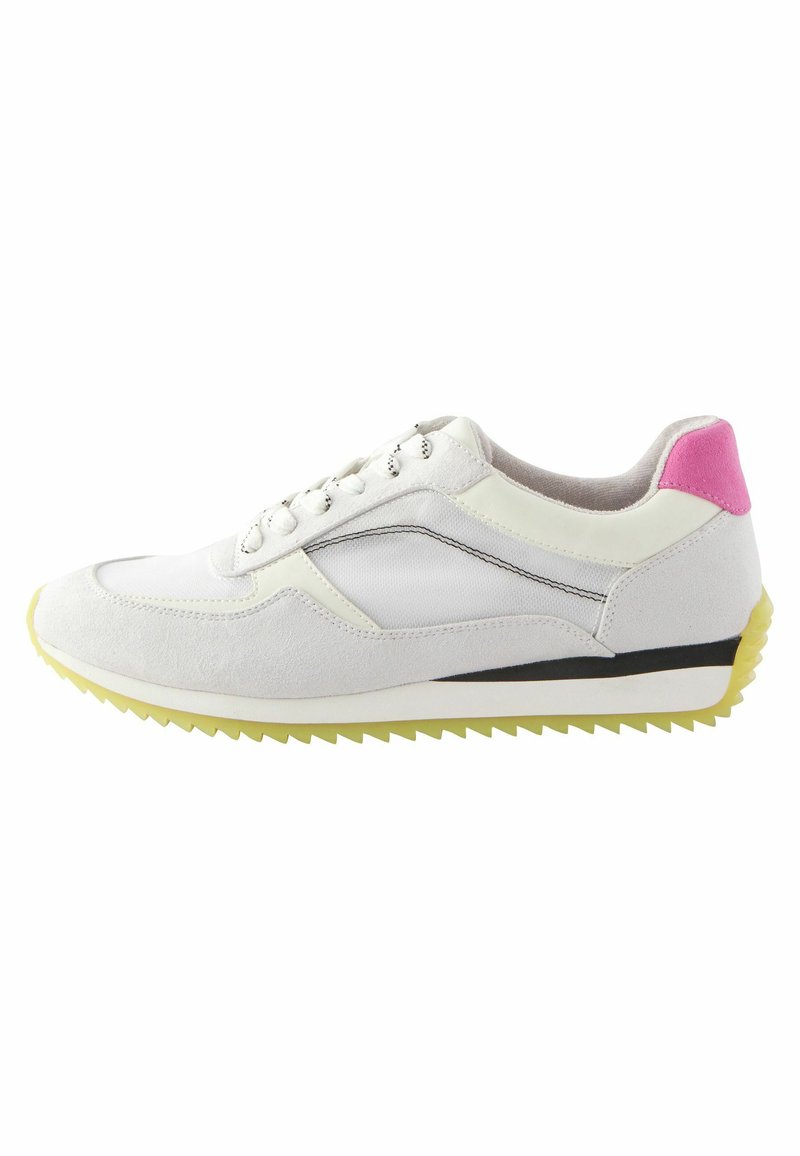 Weißer Sneaker mit einer Mischung aus Wildleder und Textil, rosa Ferseneinsatz, gezackter Gummisohle und subtilem schwarzen Streifen an der Seite.