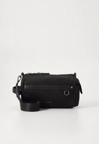Fekete szintetikus keresztpántos táska cipzáras záródással, állítható pánttal és ezüstszínű fémrészletekkel. Elülső zsebén gyűrű díszítéssel.