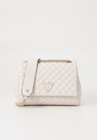 Bolso de crema acolchado con correa de cadena, herrajes dorados, logo triangular y textura suave. Forma rectangular compacta con cierre de solapa.