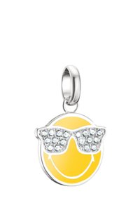 Ciondolo a forma di faccina sorridente gialla con occhiali da sole accentuati da strass, in metallo argentato lucido. Forma rotonda, finitura lucida, design giocoso.