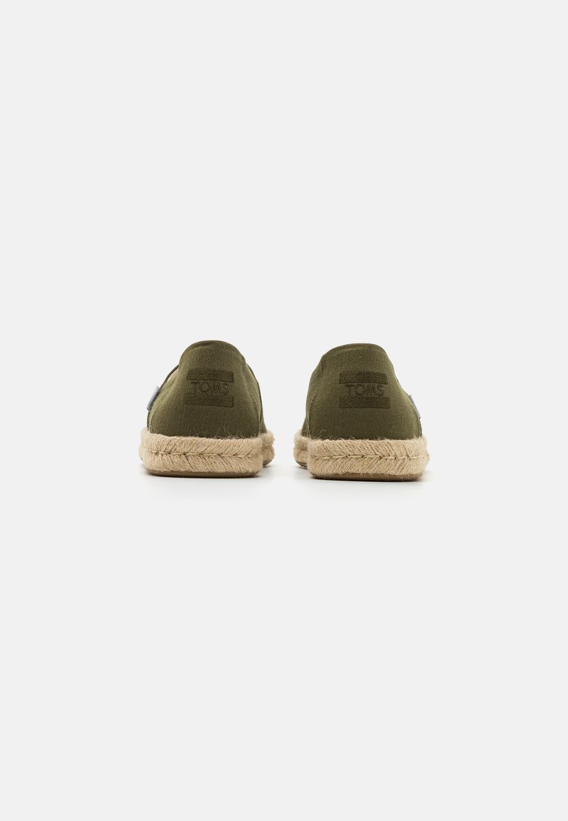 Groene canvas instapschoenen met jute touwzolen. Heeft een gestructureerd oppervlak en een klein logo aan de zijkant. Minimalistisch ontwerp, achteraanzicht.