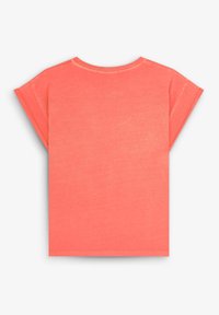 T-shirt corallo a maniche corte con scollo rotondo e texture liscia e morbida. Presenta un design semplice senza motivi o accenti visibili.