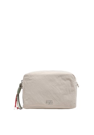 Neceser rectangular beige con el logo "Bimba y Lola" y borla decorativa trenzada en rojo y verde en la cremallera.