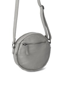 Rund grå lädercrossbodyväska med en dragkedja och justerbar rem. Slät yta med en minimalistisk design och ingen synlig hårdvara.