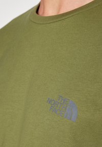The North Face VONNAN GRAPHIC TEE - Tričko s potlačou - terrarium green/anthrqacite grey/antique moss green/lime citrus