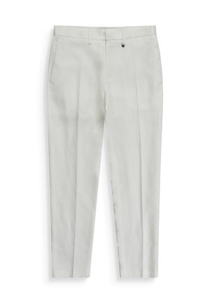 Lichtgrijze, op maat gemaakte broek met voorplooien, zijzakken, riemlussen en een ritssluiting met metalen haaksluiting.