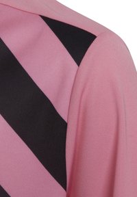 Tejido de rayas rosa y negro con una textura suave, presenta rayas diagonales en un color contrastante para un diseño audaz.