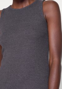 Top senza maniche a coste di un grigio scuro, caratterizzato da un collo rotondo e un design aderente, che mette in risalto la trama liscia del tessuto.