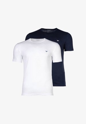 Deux t-shirts à manches courtes avec col rond, un blanc et un bleu marine, chacun portant un petit logo sur le côté gauche de la poitrine.