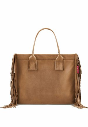 Borsa tote in camoscio color cuoio con doppi manici e lunghe frange su entrambi i lati, con una piccola etichetta rossa del marchio sulla destra.
