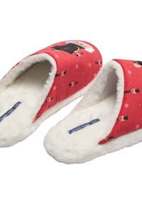 Zapatillas de tela roja con un forro blanco y mullido, con un patrón de cascanueces. Textura suave, diseño con parte trasera cerrada y suelas planas.