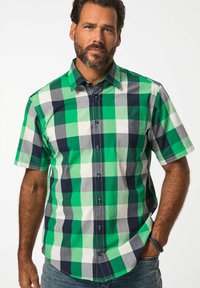 Camisa de manga corta a cuadros con cuadrados verdes, marinos, grises y blancos, con un bolsillo en el pecho, cierre de botones en la parte delantera y un dobladillo curvado.
