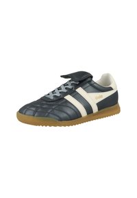 Sneaker Gola in bianco e nero con lacci grigi, suola in gomma e apertura della linguetta imbottita, mostrato su uno sfondo bianco.