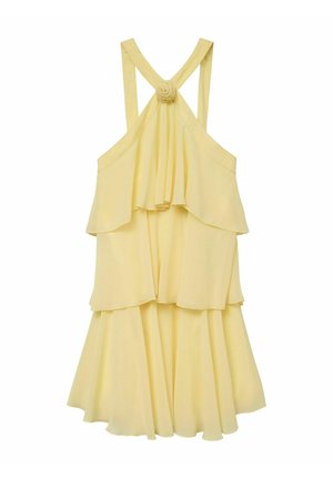 Rumena večplastna obleka s tokovnim dizajnom, ki ima trakove za rame in zbrano hrbtno stran. Okrašena je s cvetličnim detajlom na traku.