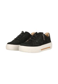 Schwarze Wildledersneaker mit einer weißen Gummisohle, ausgestattet mit schwarzen Schnürsenkeln, einem Reißverschlussdetail an der Seite und einem sandfarbenen Akzent auf der Sohle.