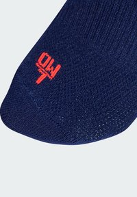 Marineblaue Socke mit strukturiertem Strickdesign. Mit einer lebhaften roten "40"-Aufschrift auf der Oberseite. Abgerundete Spitze mit enganliegender Passform.