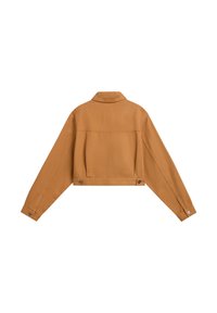 Chaqueta de mezclilla marrón, corta, con cuello tipo solapa, mangas largas y puños abotonados. Cuenta con una yugo en la parte posterior y dos cierres a presión en la cintura.