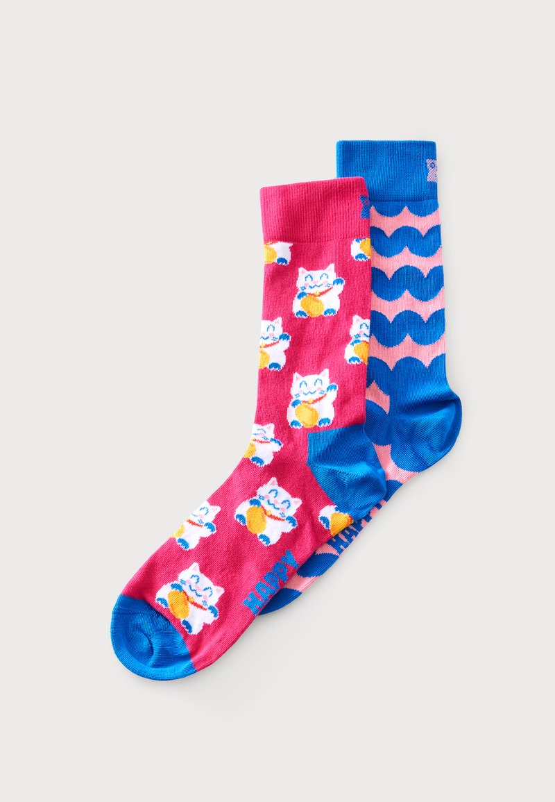 Ζευγάρι πολύχρωμες κάλτσες, μία ροζ με λευκά σχέδια γάτας της τύχης και μπλε μύτες, η άλλη μπλε με ροζ κυματιστές ρίγες και μπλε μύτες.