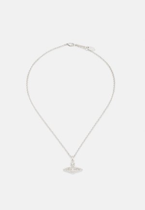 Silberne Halskette mit einer zarten Kette und einem ovalen Anhänger, der aufwendige Details und einen kleinen Edelsteinakzent aufweist.