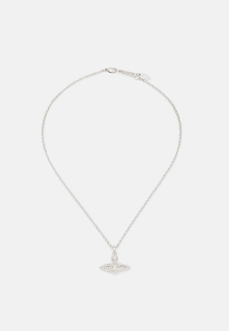 Stříbrný náhrdelník s jemným řetízkem a oválným přívěskem, který má složité detaily a malý akcent s drahokamem.